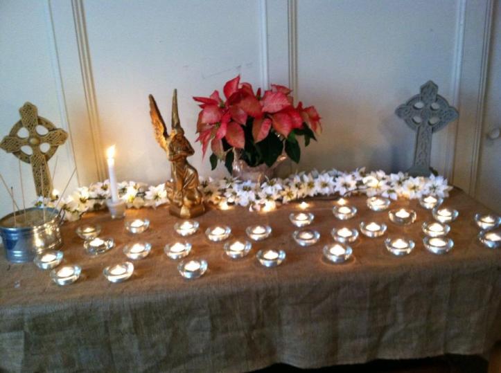 Candles lit for the 29 dead or wounded in Newtown 29 candles lit for the 28 deaths and 1 wounded in Newtown, CT